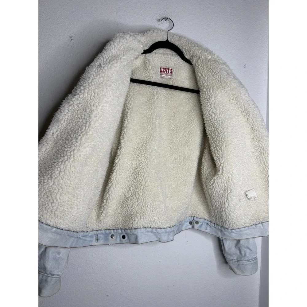Vintage USA Levi's Light Wash Relaxed Fit Sherpa Lined Trucker Jacket Size 42R